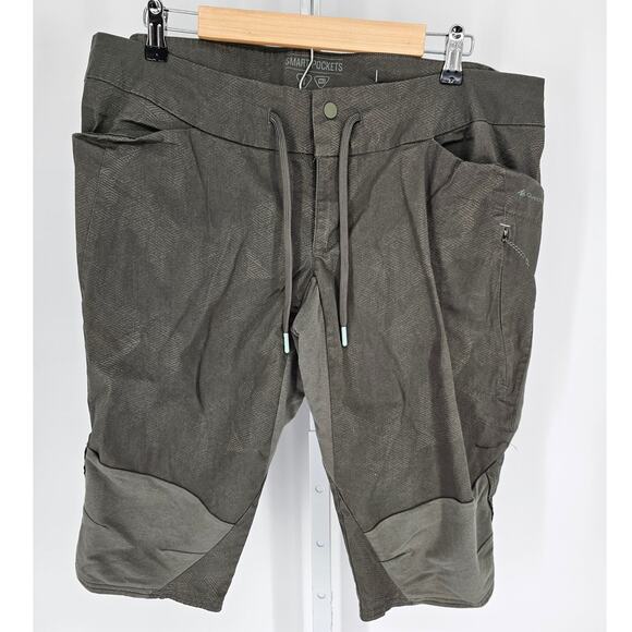 Quechua Women's Green Mid Rise Smart Button Closer Pockets Casual Shorts Size XL - Picture 1 of 4